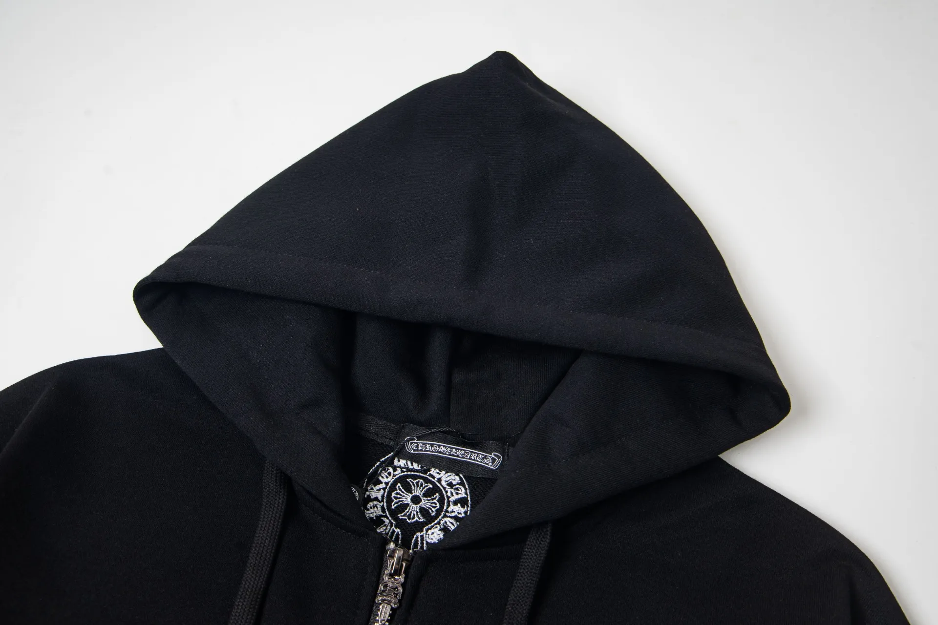 P290 model number: G503 Chrome Hearts DeadlyDoll co-branded new comic zipper long-sleeved hooded sweatshirt jacket 1️⃣ Purchased the original version, it is heavy enough and thick enough to feel heavy in the hand, the workmanship details are perfectly controlled, and the upper body effect is also very comfortable! 2️⃣ It is very youthful and energetic, and can be easily worn by both men and women. It is very in line with the fashion aesthetic concepts of today's young people, creating a casual and lazy fashion tone. It is a must-have for couples in autumn and winter! 3️⃣ Complete accessories, same style for men and women. Color: black, size: S, M, L, XL